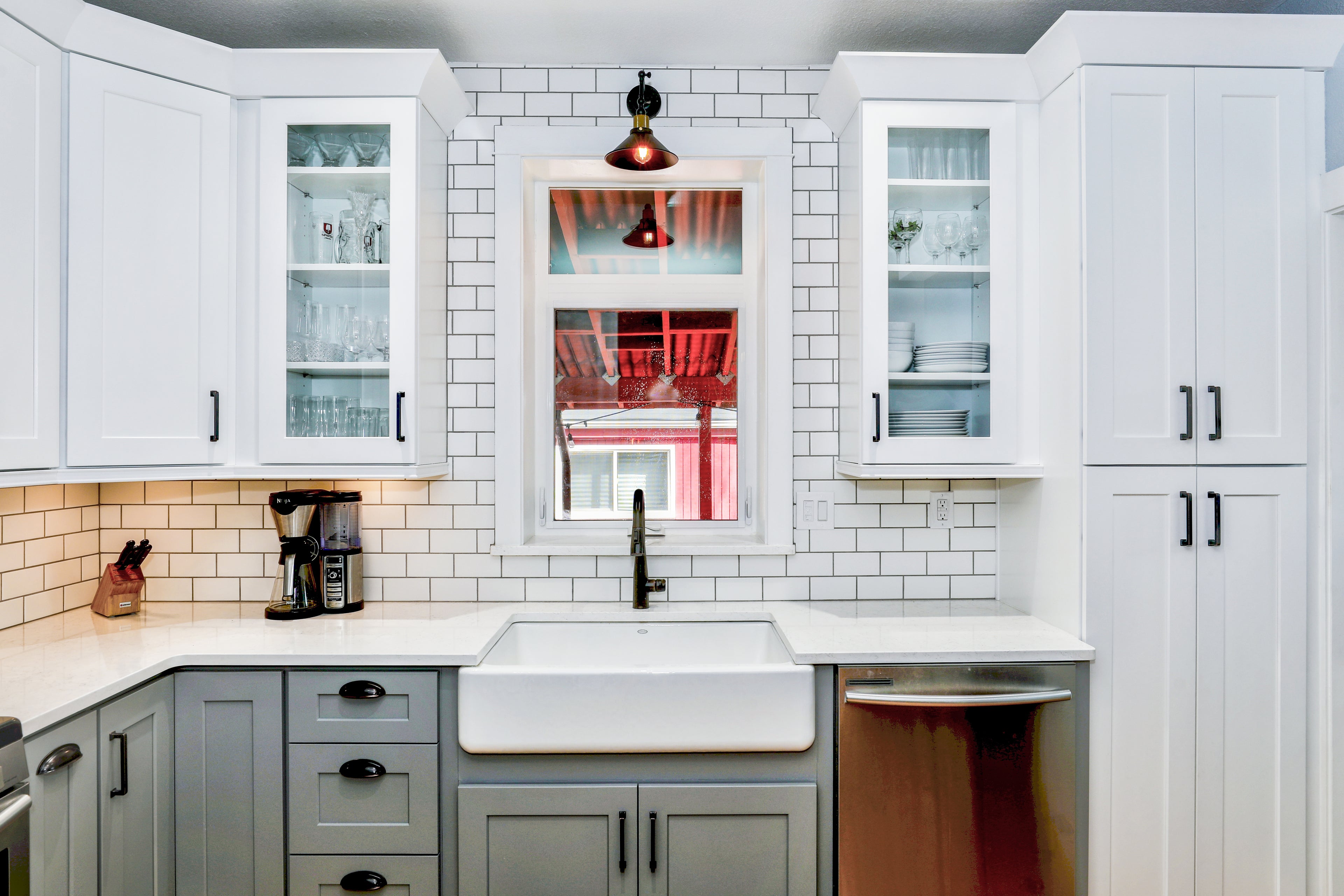 white-kitchen-with-window